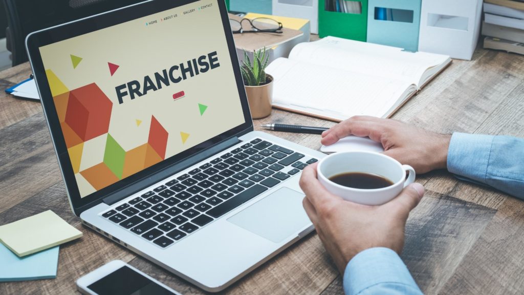 how does franchising work
